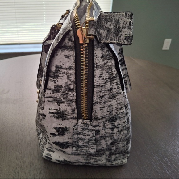 Henri Bendel Snake skin tote. In excellent condition hardly worn. Gold hardware - Picture 2 of 2